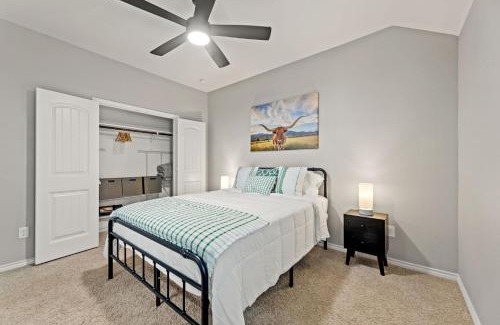 Fort Worth House | Stylish 2BR -Fenced Yard, Grill, TV- Pet Friendly