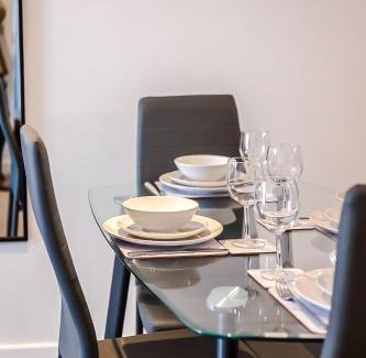 Bristol Floating Harbour Apartment | Stylish 2BR Flat - Free Parking - fast WI-FI