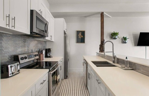 Saint Thomas Development Apartment | Stylish 2BR | Garden District | Historic Luxury