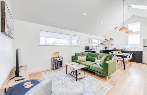 West Highland House | Stylish 2BR Guesthouse w/Private Patio - Walk to Tennyson St