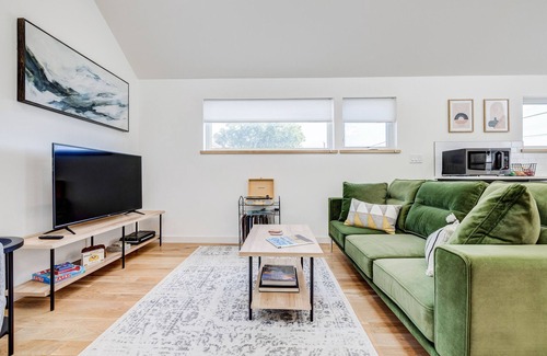 West Highland House | Stylish 2BR Guesthouse w/Private Patio - Walk to Tennyson St
