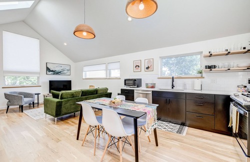 West Highland House | Stylish 2BR Guesthouse w/Private Patio - Walk to Tennyson St