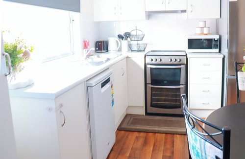 Findon Apartment | Stylish 2BR Holiday Apartment in Findonn8min to the AirPort, 1min walk to shops.