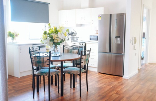 Findon Apartment | Stylish 2BR Holiday Apartment in Findonn8min to the AirPort, 1min walk to shops.