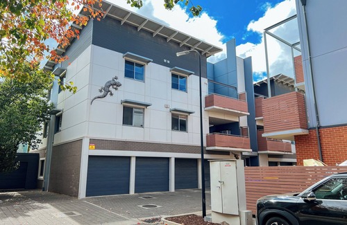 Findon Apartment | Stylish 2BR Holiday Apartment in Findonn8min to the AirPort, 1min walk to shops.