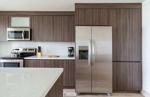 Parkside Apartment | Stylish 2BR Hollywood Condo - Workspace & Parking