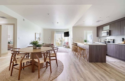 Parkside Apartment | Stylish 2BR Hollywood Condo - Workspace & Parking