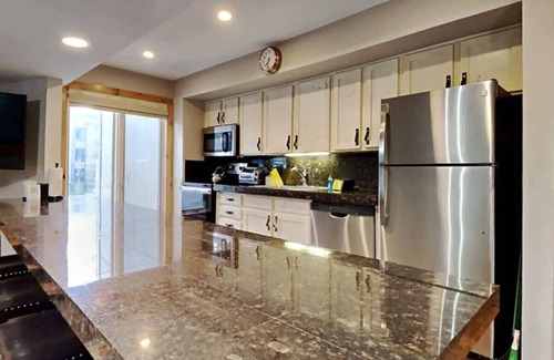 Peak 8 Condo | Stylish 2BR Home Near Skiing w/Hot Tub Access!