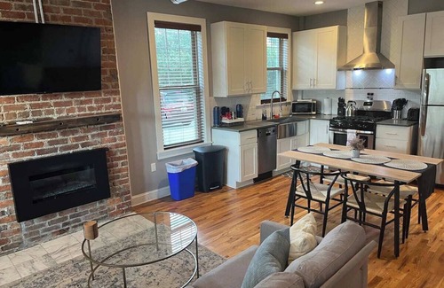 Downtown Apartment | Stylish 2BR in Downtown Durham – Walk to Dining, DPAC & Nightlife!
