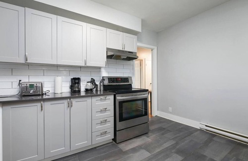 Cote-Des-Neiges—Notre-Dame-De-Grace Apartment | Stylish 2BR in Montreal