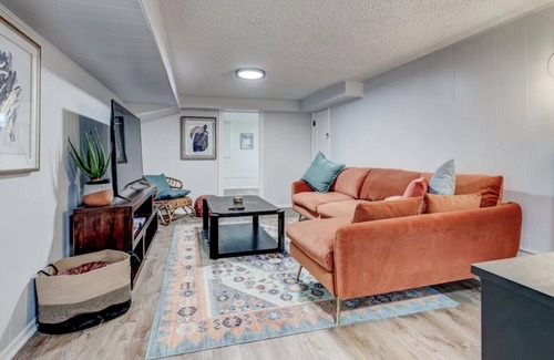 Barths House | Stylish 2BR Lower Unit w/Backyard - Dog friendly!