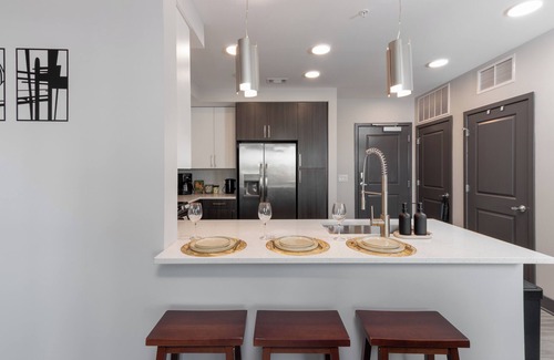 West End Apartment | Stylish 2BR Nashville Retreat – Near Shops, Dining, and Live Music