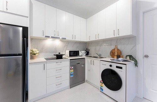 Hurstville House | Stylish 2BR Retreat | Walk to Dining & Transport
