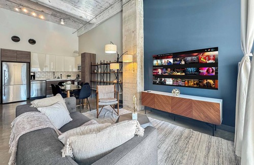 Downtown Dallas Apartment | Stylish 2BR Retreat | Downtown Dallas | Sleeps 10
