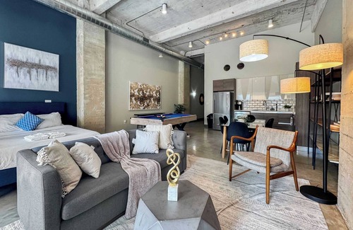 Downtown Dallas Apartment | Stylish 2BR Retreat | Downtown Dallas | Sleeps 10