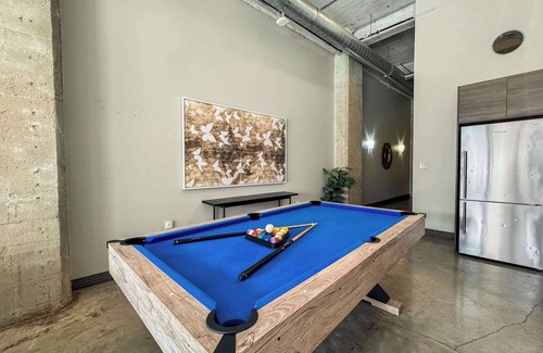 Downtown Dallas Apartment | Stylish 2BR Retreat | Downtown Dallas | Sleeps 10