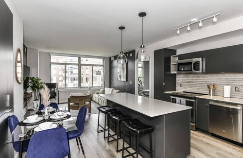 Crystal City Apartment | Stylish 2BR Retreat | Gym, Prkng & Scenic Rooftop
