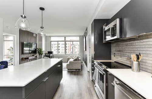 Crystal City Apartment | Stylish 2BR Retreat | Gym, Prkng & Scenic Rooftop