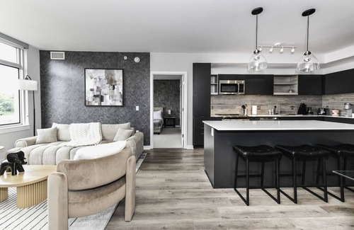 Crystal City Apartment | Stylish 2BR Retreat | Gym, Prkng & Scenic Rooftop