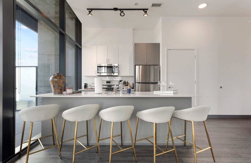 West Loop Apartment | Stylish 2BR Retreat in Fulton Market for Getaways