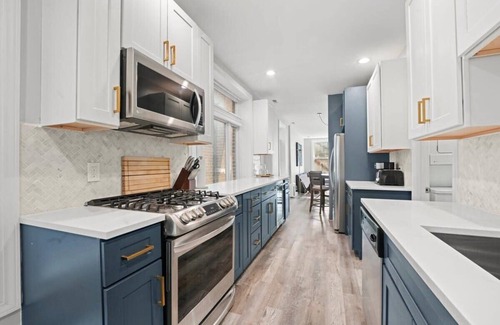 West Town Apartment | Stylish 2BR Retreat in the Heart of Chicago