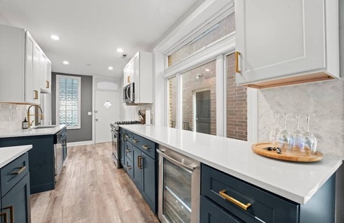 West Town Apartment | Stylish 2BR Retreat in the Heart of Chicago