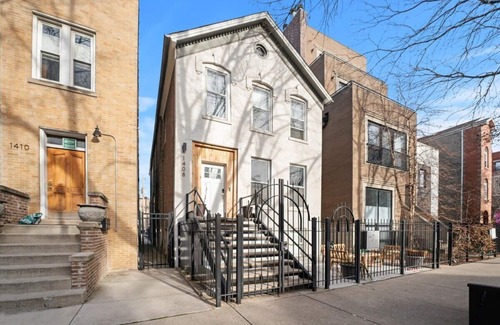 West Town Apartment | Stylish 2BR Retreat in the Heart of Chicago