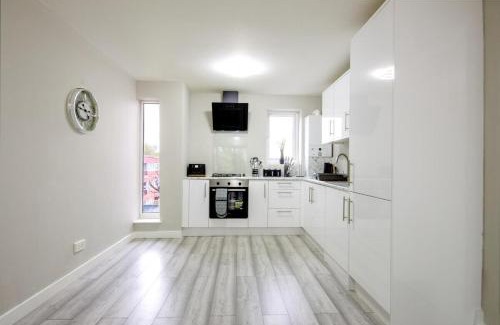 Raynes Park Apartment | Stylish 2BR Retreat - Near Station, Free Parking