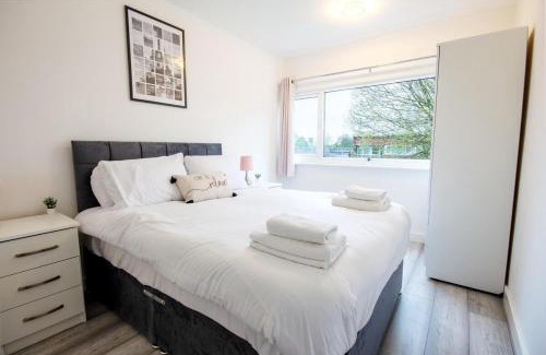 Raynes Park Apartment | Stylish 2BR Retreat - Near Station, Free Parking