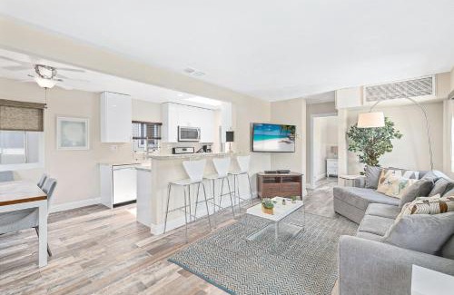 Balboa Peninsula House | Stylish 2Br Upstairs Cottage W Ac One House From Beach By Beachview Rentals