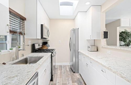 Balboa Peninsula House | Stylish 2Br Upstairs Cottage W Ac One House From Beach By Beachview Rentals