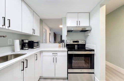 Lauderdale Harbours Condo | Stylish 2BR with Pool & Modern Amenities
