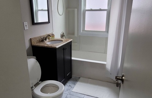 Milwaukee Apartment | Stylish 3-bd place with back yard & free parking