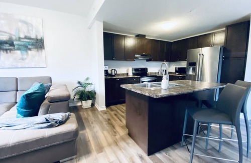 Kitchener House | Stylish 3 Bdrm house- king bed, Netflix, parking