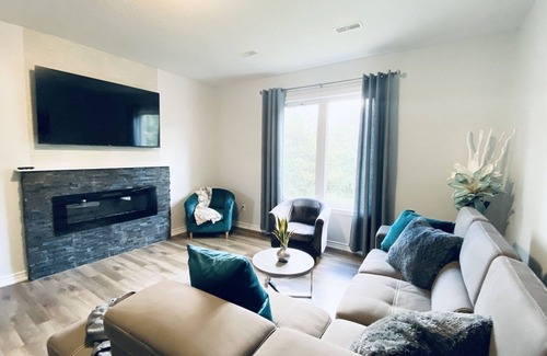 Kitchener House | Stylish 3 Bdrm house- king bed, Netflix, parking