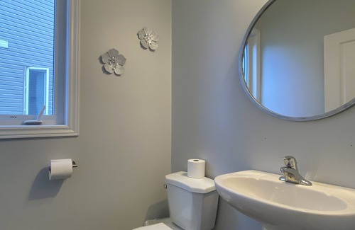 Kitchener House | Stylish 3 Bdrm house- king bed, Netflix, parking