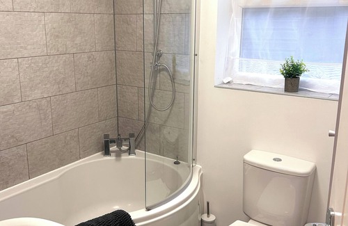 Winshill House | Stylish 3 Bed House Sleeps 5 Free Parking Wifi