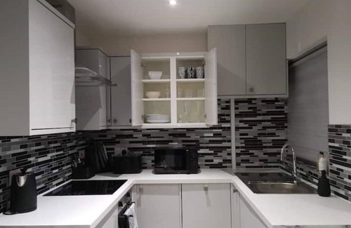 Swindon Apartment | Stylish 3 Bed, 2 bathrooms, sleeps 5, Pet-Friendly
