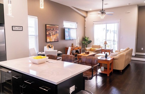 South Main House | Stylish 3-bed, 3.5 bath Home in Houston near Medical Center & NRG Park