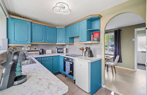 Nuneaton Apartment | Stylish 3 bed Abode in Nuneaton - Sleeps 7