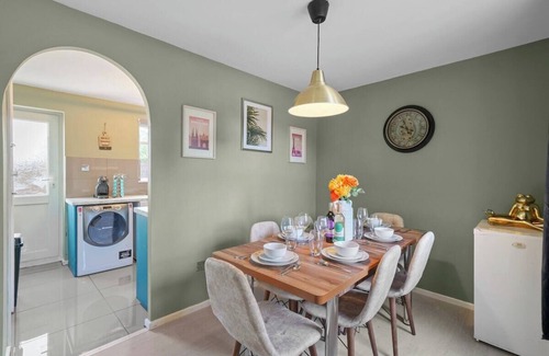 Nuneaton Apartment | Stylish 3 bed Abode in Nuneaton - Sleeps 7