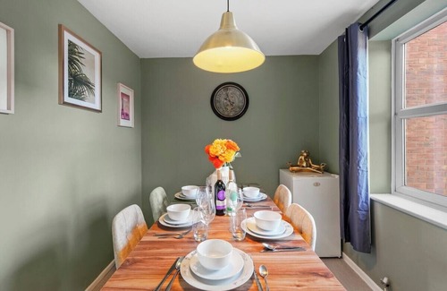 Nuneaton Apartment | Stylish 3 bed Abode in Nuneaton - Sleeps 7