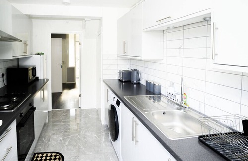 Abbey Wood House | Stylish 3-bed house with garden, off-street parking & fast London access