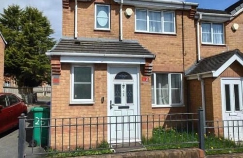 Cheetham Hill House | Stylish 3 Bed Home with Garden & Free Parking