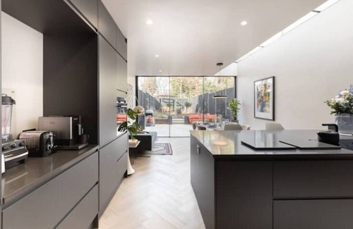 Forest Gate House | Stylish 3 bed home w/open plan kitchen & pationn