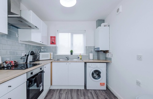 Ashton-under-Lyne House | Stylish 3-Bed Home, Wi-Fi & Parking, Easy Access to Manchester & Peaks