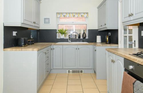 Doncaster Apartment | Stylish 3 Bed House Near Hospital, Racecourse, Free Parking