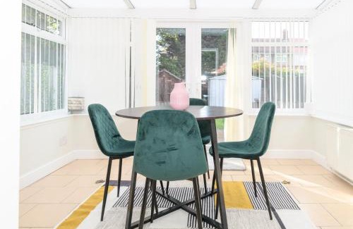 Doncaster Apartment | Stylish 3 Bed House Near Hospital, Racecourse, Free Parking