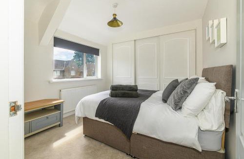 Doncaster Apartment | Stylish 3 Bed House Near Hospital, Racecourse, Free Parking