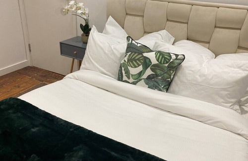Valentines House | Stylish 3 Bed House in London